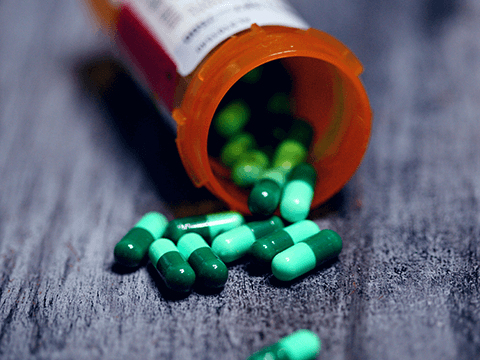 与小胶囊、丸剂和颗粒剂一起填充液体或油